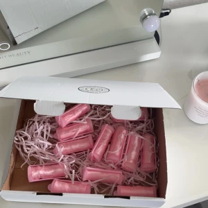 Blowoutuf papiljotter - Mjuka, skonsamma, små satin papiljotter från blowoutuf 💓Kan skicka beskrivning hur man använder dem eller så kollar ni in deras ig 💓Endast använda 1 gång! Nypris: 249