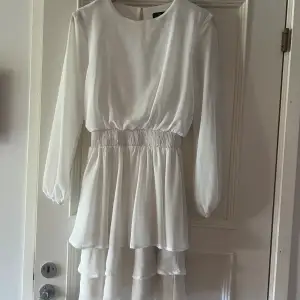 Säljer denna söta vita volang klänning då den endast kommit till användning 1 gång, nyskick. Storlek XS men stretchig så passar även S. Skriv vid intresse eller frågor. 