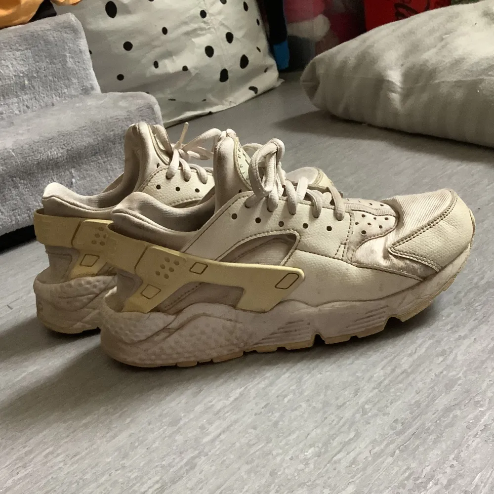 Snygga vita nike huarache i strl 37,5 i använt skick . Skor.