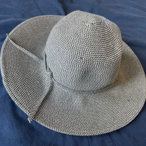 City Summer Hat SPF +50 - The perfect summer hat to enjoy the city, the pool or the beach with a dazzling style while being protected! SPF +50. One Size!