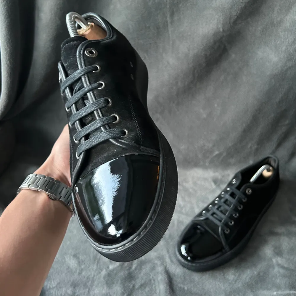 Lanvin skor i grymt skick🌟 orginalstorlek: uk8/42 men lanvins sitter större och passar mer 43 | ingår: endast skorna | fraktar eller möts upp i Täby📍. Skor.