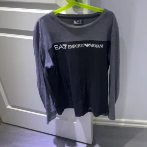 Armani tröja - Armani tröja nästan helt ny 8/10 skriv vid frågor 