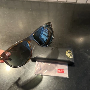 Rayban boyfriend havana  - Tja säljer dessa Rayban boyfriend storlek 60/15. Skick 9/10 inprincip nya! Bara höra av sig vid eventuella frågor!
