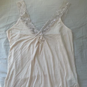 Gulligt Linne  - Jättefint linne som jag fick men säljer pågrund av att det inte kommit till användning💕