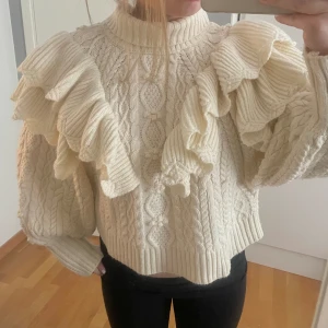 Volang tröja - Så fin tröja med volanger, aldrig använd och är i mycket bra skick🤍