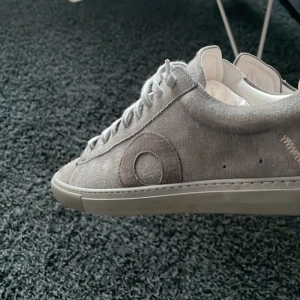 Oliver Cabell PIGMENT - Säljer dessa tvärfeta skorna från Oliver Cabell i modellen PIGMENT strl. 43! Skorna är i 9,5/10 skick. Lite använda men inget tecken på det! Alla skador är del av designen. Box medföljer och kvitto från deras hemsida finns! Hör av er!