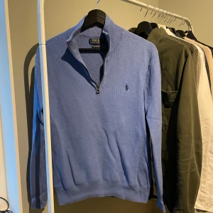 Polo Ralph Lauren half zip - En skön sommar tröja. Säljer den då den är för liten för mig. Nypris 2195. Hör av er vid funderingar. Pris går att diskutera!