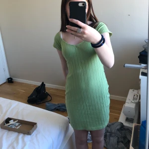 Jätte gullig klänning - Säljer på grund av att jag köpte en för stor storlek för ett tag sedan och nu har jag slutat ha på mig klänningar. Använd ungefär 2 gånger och är i storlek S men passar även Xs.