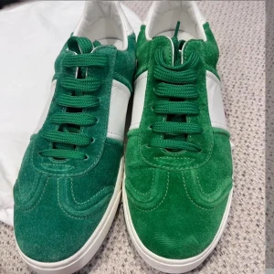 Valentino Flycrews - Valentino Flycrews storlek 38 passar även 39 Skick: 9,5/10 nära nyskick alla nitar kvar👌 Säljs billigare då färgen på höger och vänster skon varierar, men inget som märks när de används. 