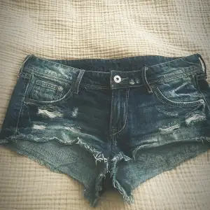 Jättesnygga lågmidjade jeans shorts. Köpte på plick🙌   Midjemått: 35 cm
