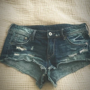 Jeans shorts - Jättesnygga lågmidjade jeans shorts. Köpte på plick🙌   Midjemått: 35 cm