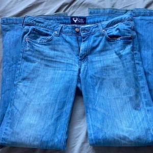 Lågmidjade jeans  - Skit snygga jeans från bikbok, köpt begagnade. Står ingen storlek men skulle tro L ungefär. Säljer för dom inte komme till användning, hör av er om jag ska skicka mått osv!💕