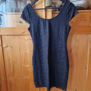 Tajt miniklänning i spets - En väldigt smickrande tajt miniklänning i svart spets! Inte använd många gånger. Storlek M🌻 Tycker du jag är dyr så pröva buda. :)