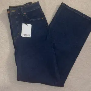 Säljer helt nya mörkblåa jeansen. Köpta för 600 kr säljer för 400kr! Prislappen sitter fortfarande kvar! Se bilder för storlek.