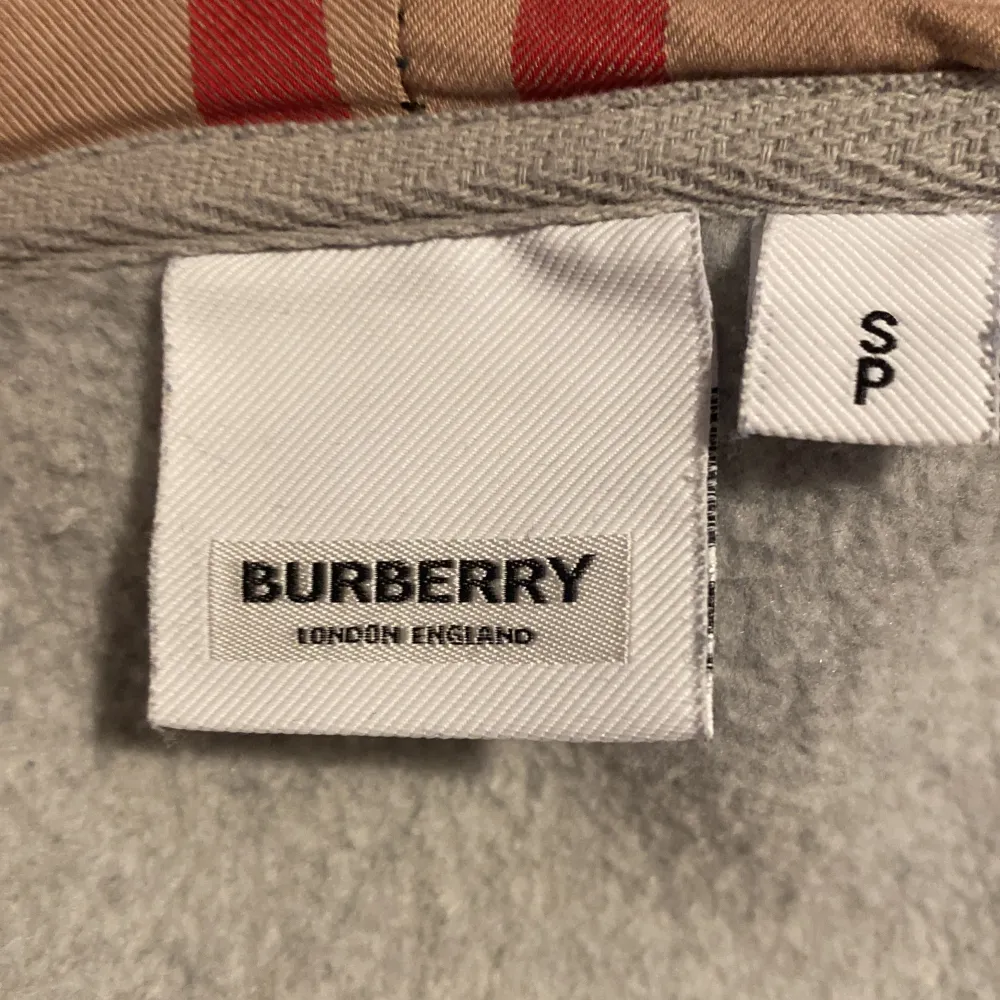 Tja säljer denna snygga burberry hoodien i perfekt skick. Köpte den nydligen men den den passar inte jätte bra på mig. Tyvärr har jag inget kvitto.. Hoodies.