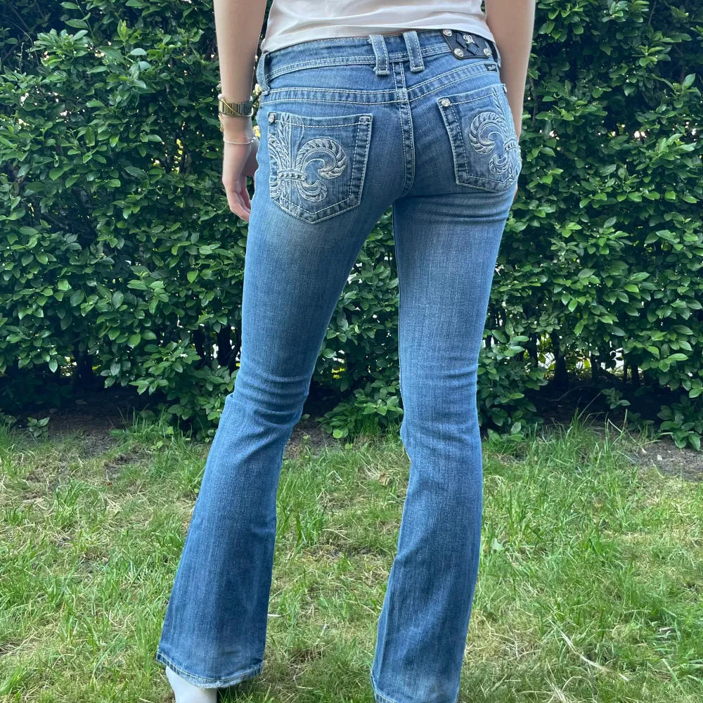 Lågmidjade bootcut Miss Me jeans💗 Midjemåttet rakt över är 39cm och innerbenslängden är 78cm. Modellen är 179cm.  Frågor är varmt välkomna💗 Mer liknande på profilen‼️ 182 I4. Jeans & Byxor.