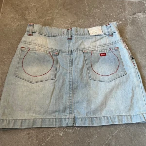 Retro jeanskjol💘 - Super snygg lågmidjad kjol till sommaren💘 Midja rakt över: 34 Längd på hela kjolen: 32 Skriv om intresserad, pris går att diskutera💕Köparen står för frakt💖