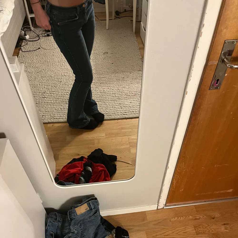 Säljer dessa lågmidjade bootcut jeans från Gina, det inte kommer till användning längre men passar bra. Längden är bra då jag är 160 cm. Jeansen är i fint skick.. Jeans & Byxor.