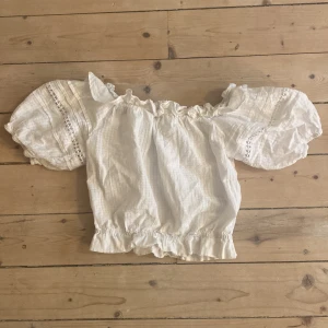 Topp - Croppad topp, inte använt så mycket, jättefin till sommaren 