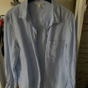Fin ljusblå skjorta av linne. Som ny
