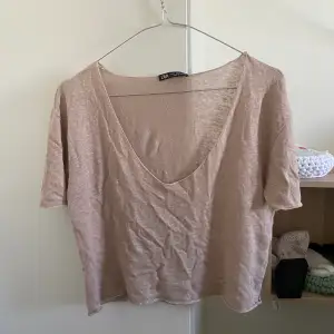 Somrig tröja från Zara i linne, croppad längd och går att hasa ner ena axeln om man vill! Säljer då det inte kommer till användning 🤍