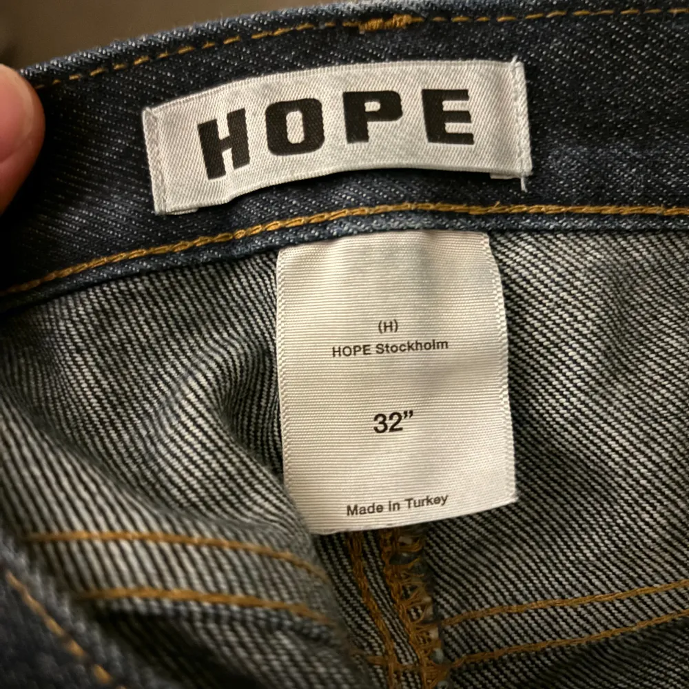 Säljer mina Hope jeans då dem är för små, storlek 32. Finns dock ett hål i vänster ficka, men går enkelt att sy ihop . Jeans & Byxor.