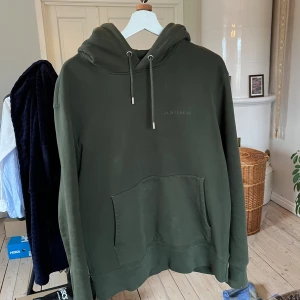 J.lindeberg hoodie - Säljer då den tyärr inte används lika mycket. Bra skick i en lite unikare färg. Storlek M. Har små blekta fläckar på ärmarna (bild 5). Inte något man tänker på då dom knappt syns när man har på sig den. Skriv om ni har några frågor eller funderingar🤝