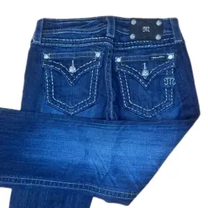 Miss Me jeans i modellen ”JS5014B67/boot” midjemåttet rakt över är 37cm. Ytterbenet 106cm och innerbenet 86cm. Jeansen är som helt nya. Kontakta vid intresse!