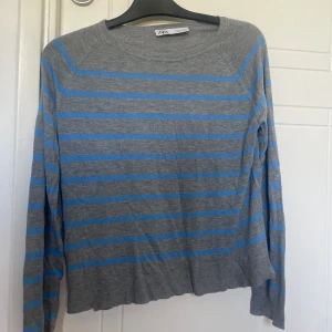 Randig långärmad tröja ifrån Zara - Jätte fräsch (nästa oanvänd) tröja ifrån Zara. Storlek S men sitter mycket mindre Randig blå,grå