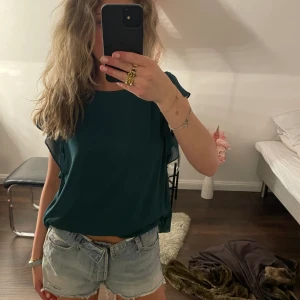 Volangtopp - Cool volangtopp i mörkgrön från Zara med volanger🪩💕strl L men passar M/S också❤️