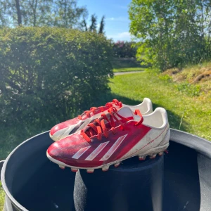 Fotbollskor - Hela och rena fotbollsskor storlek 38