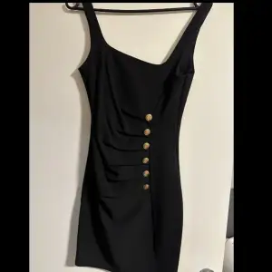 En super fin svart klänning som är köpt på Zara, aldrig använd vara testad. Säljer pga att den är för liten på mig. Stretchig och skön i materialet. Säljer för 250:-, nypris 399:-. ❤️