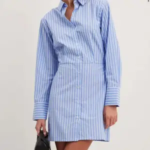 Ljusblå skjortklänning med prislappar kvar🩵  Storlek 38, Nypris 399kr 🤍  