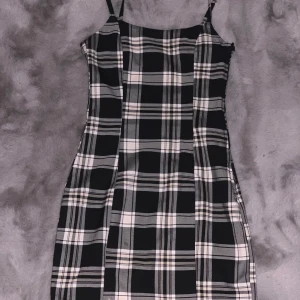 Rutig klänning - Säljer denna fina klänningen för den är inte min stil längre. Använd ungefär 2 gånger. Vill bli av med den snabbt. Tvättas innan skickning 