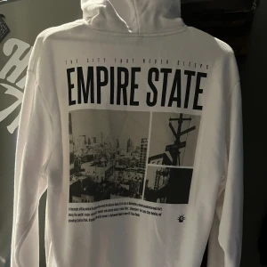 Hoodie - Tja!  Säljer en vit hoodie med tryck på ryggen. Mycket fint skick Storlek M