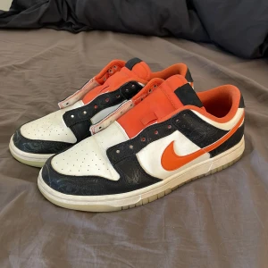 Nike dunks - Nike dunk halloween edition 2021. Skorna är i bra skick, lite smutsiga men det går och tvätta bort och creasen går också och lösa. Medföljer snören då jag bara har tagit av dom och box medföljer. Pris går att diskuteras vid snabb affär. 