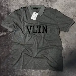 Säljer helt ny Valetino T-shirt som Är oanvänd. Billigare vid snabbt affär 