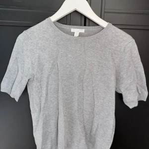 Grö tröja - Fin grå tröja frpn HM, ärmarna är lite puffiga. Skönt material.