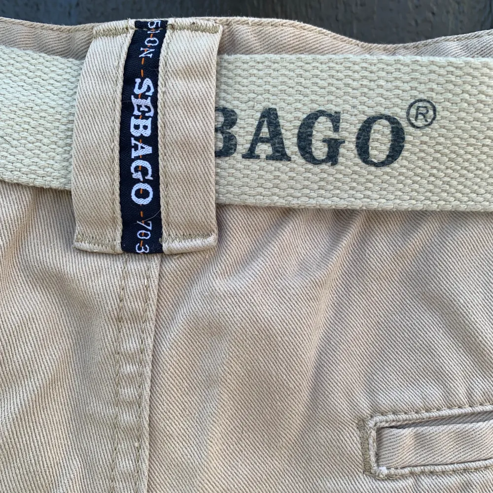 Sebago Cargoshorts storlek S. Massor av praktiska fickor för t ex mobiltelefon. Perfekt för båtliv och golfbana. 100% bomull. Nya med prislapp. Har kostat 1150:-  . Shorts.