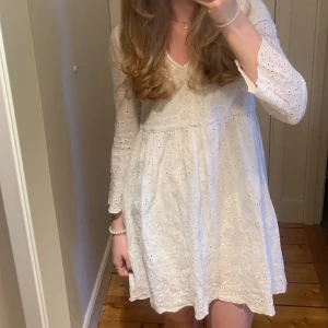 Zara klänning - Säljer den här supersöta zara klänningen som är perfekt till skolavslutningen och till sommaren🌻 Jag har endast använt den en gång men eftersom jag köpt den på Sellpy kan det finnas tecken på användning, på bilden är jag ca 168cm lång💞💞