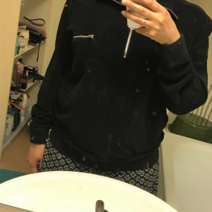 Svart sweatshirt  - Svart weekday sweetshirt. I fint skick. Fått men ej använd Från djur och Rökfritt hem. Skicka efter mottagande betalning