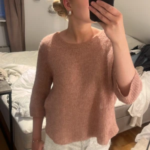 stickad tröja  - trekvartslång rosa stickad tröja i bra skick! använd ca 3 gånger💗