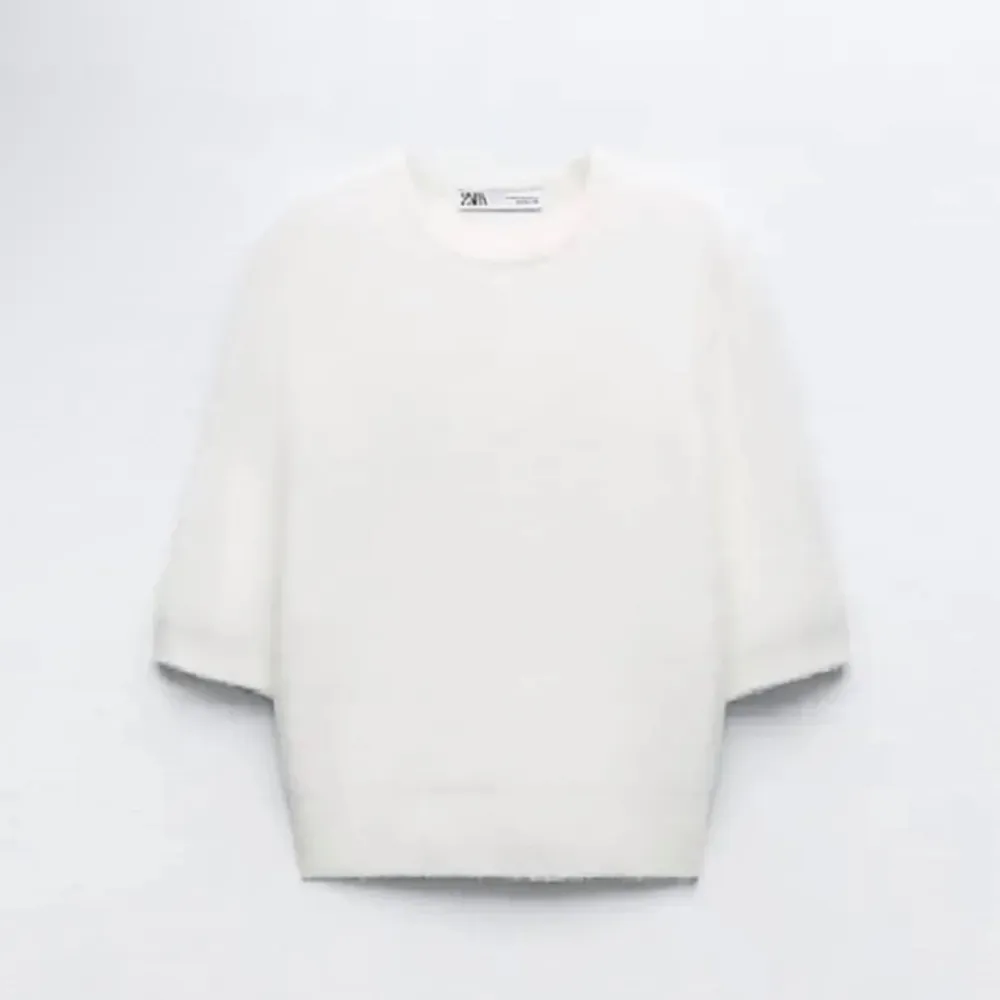 Intressekoll på min vita kortärmade tröja från Zara!🤍 Använd men inga defekter, storlek S🌸 Jätte mjuk, stretchig och skön!🩷 Jag tror att den är slutsåld på hemsidan Ge prisförslag . Tröjor & Koftor.
