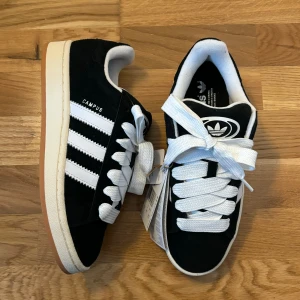 Campus 00s Svarta - Säljer helt oanvända Campus 00s då de är för små. Skorna är köpta utomlands i storlek 39 1/3, lapparna och lådan finns kvar o  de kommer även med ett par svarta skosnören.  Skriv privat för frågor/ fler bilder 💕☺️