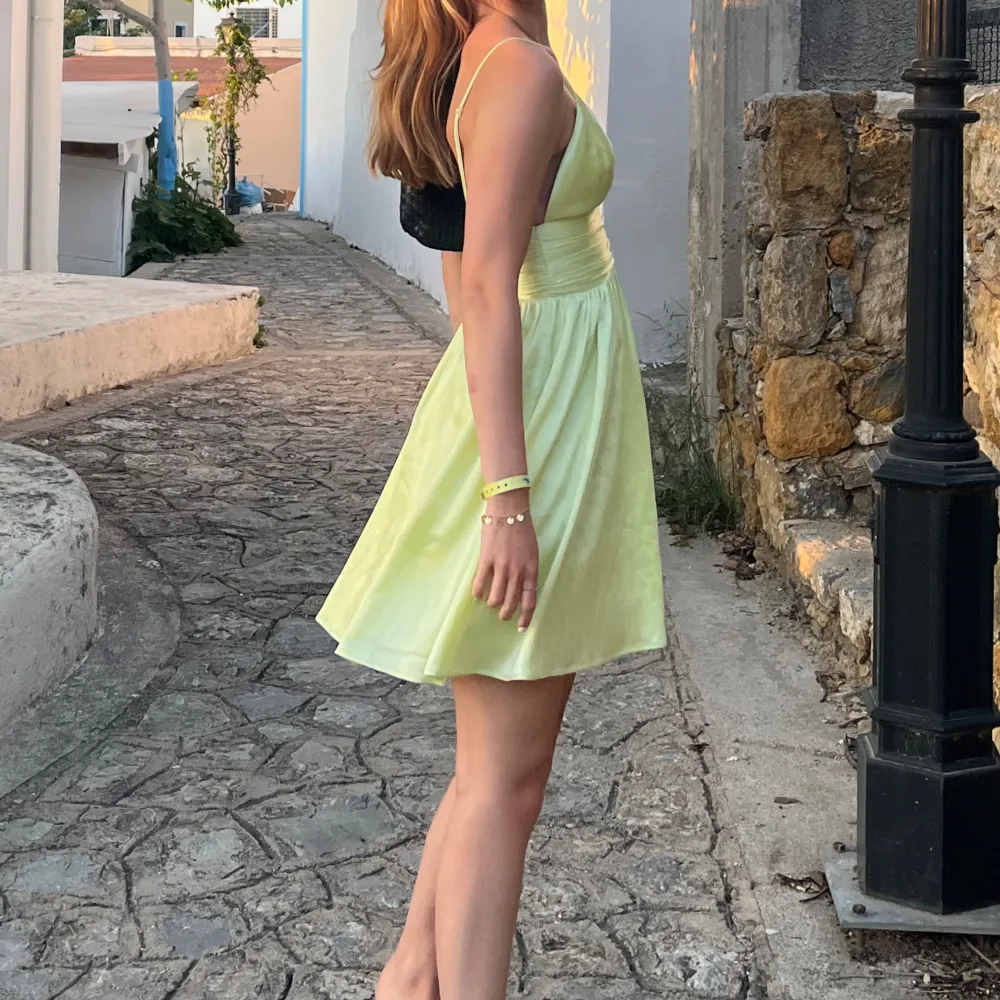 Super fin kort klänning perfekt till sommaren i en super fin ljusgrön färg! Dragkedjan är lite trasig men den funkar att dra upp och ned! . Klänningar.