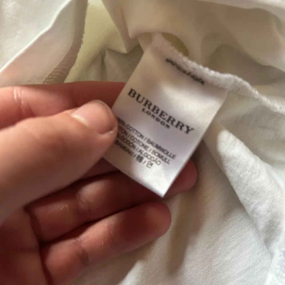 Burberry tröja i large med 3 små fläckar som troligen är möjligt att få bort. T-shirts.