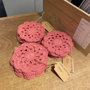 #glasunderlägg #virkade - Standard storlek, handvirkade glasunderlägg i en rosa aktig nyans, inte använda och ett sett består av 6 st 🫶