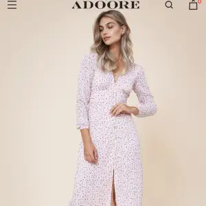 Helt oanvänd Adoore klänning i den populära modellen Paris och färgen light pink. Helt slutsåld överallt och nypris 1495 kr. Helt oanvänd och ungefär som Medium i storleken.