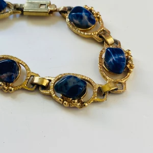 Armband  - Vackert armband med blå stenar, möjligen apatit 