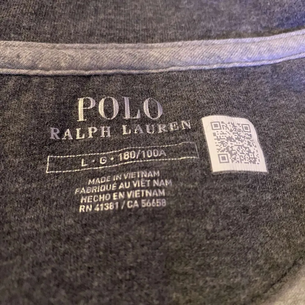 En fin half zip från Polo Ralph Lauren som jag växt ur. Hör av er för fler bilder. . Tröjor & Koftor.